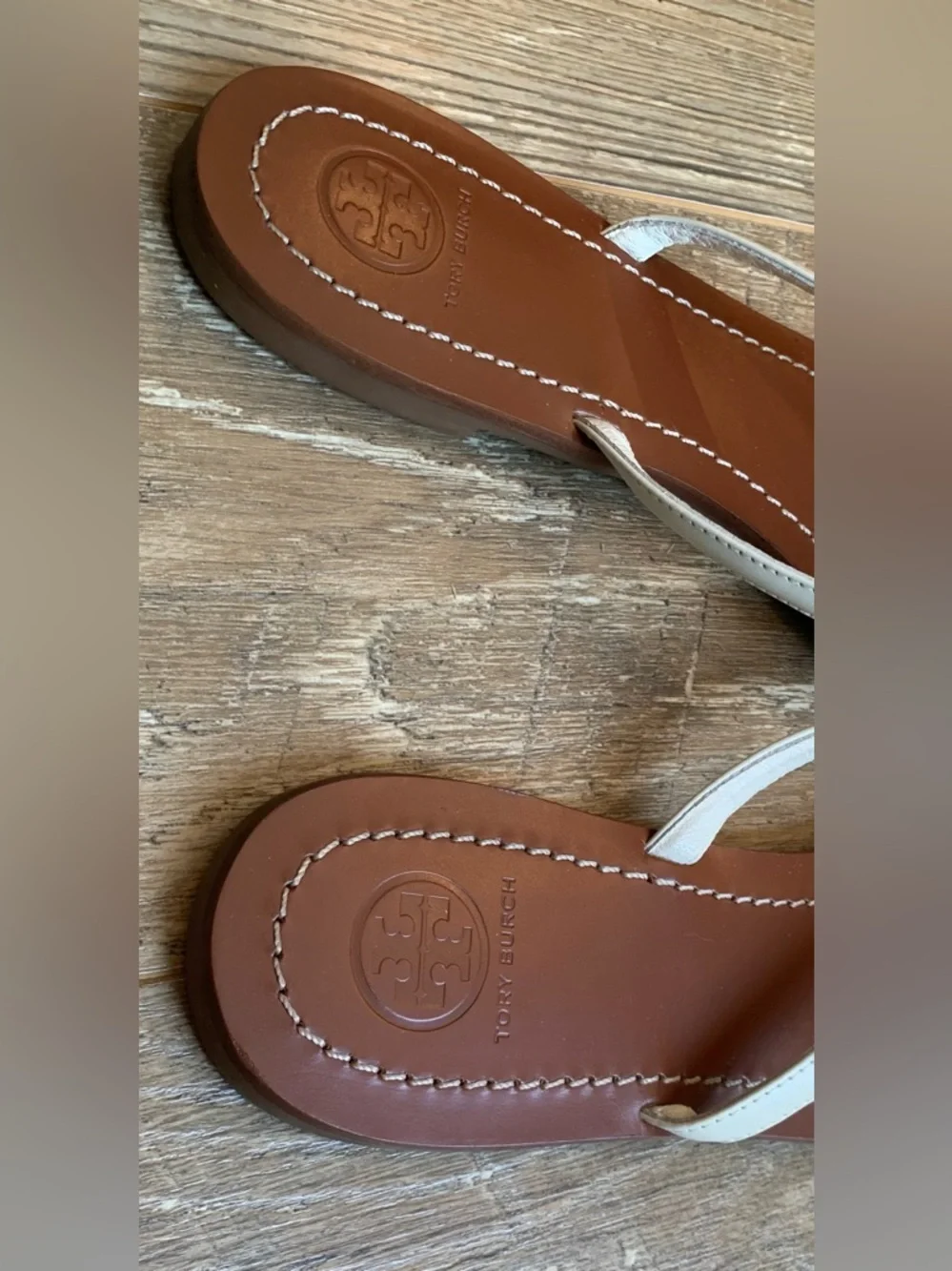 Tory Burch White Leather Thong Sandals with Gold Logo - 11 - Picture 8 of 9
